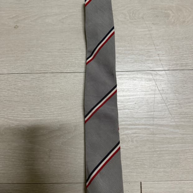 톰브라운 그레이 삼선 타이 넥타이 팝니다