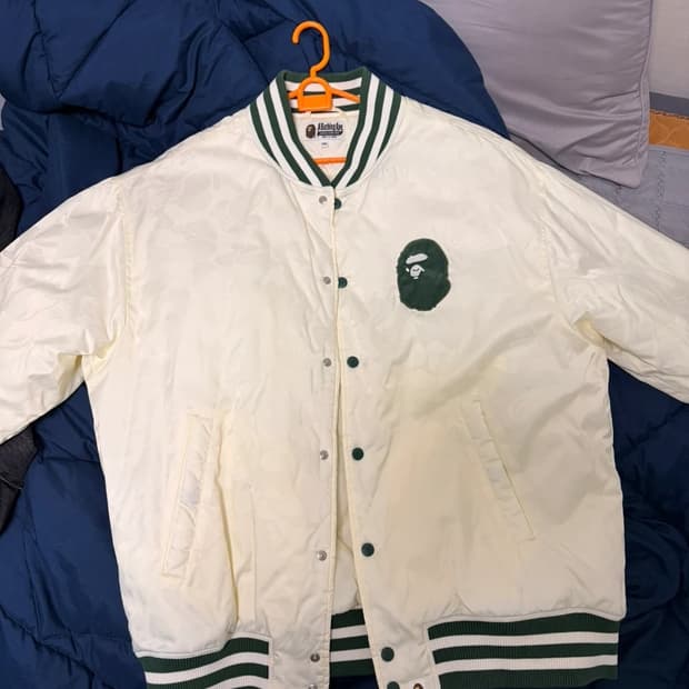 베이프 토널 솔리드 카모 패디드 바시티 자켓