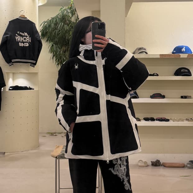 스파이더 블랙 화이트 그래픽 패딩 U216