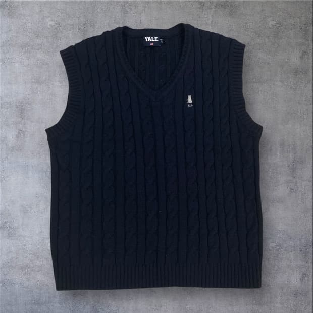 예일 네이비 컬러 스몰 로고 꽈배기 니트 베스트