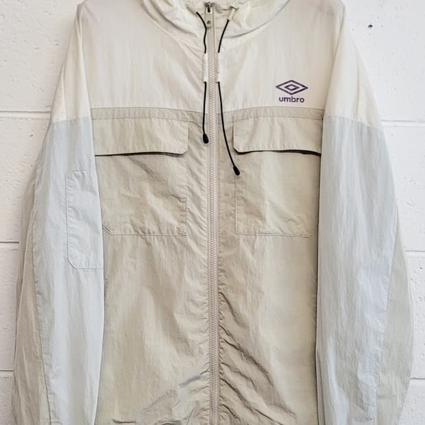 엄브로(umbro) 오버핏 우븐 플래시 후드 바람막이자켓(점퍼) 판매