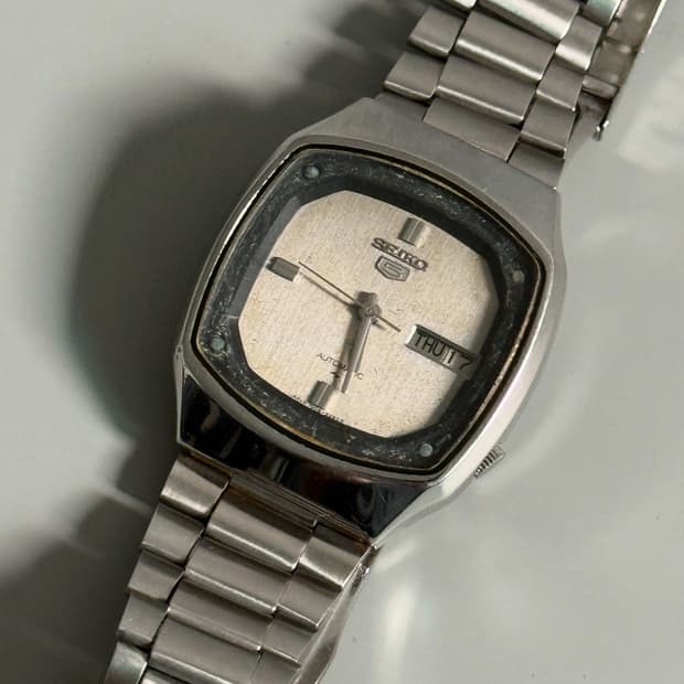 vintage SEIKO 5 Automatic metal watch