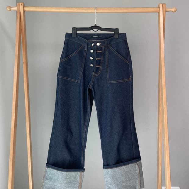 DIAGONAL 버튼 플라이 와이드 데님 팬츠