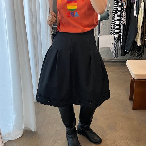 To be chic 스톤 플레어 스커트