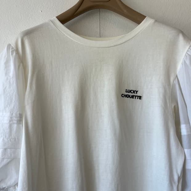 럭키슈에뜨 여성 아이보리 퍼프소매 블라우스 반팔티셔츠