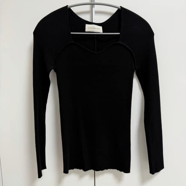 킨더살몬 하트넥 니트탑