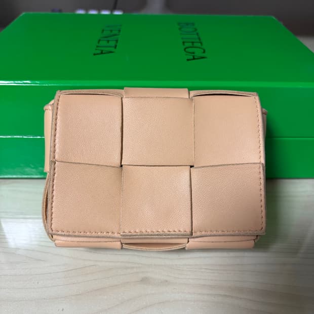 보테가 베네타 미니 레더 카세트백 패러킷