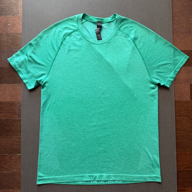 룰루레몬 메탈 벤트 테크 티셔츠 남성 m 사이즈 판매합니다.