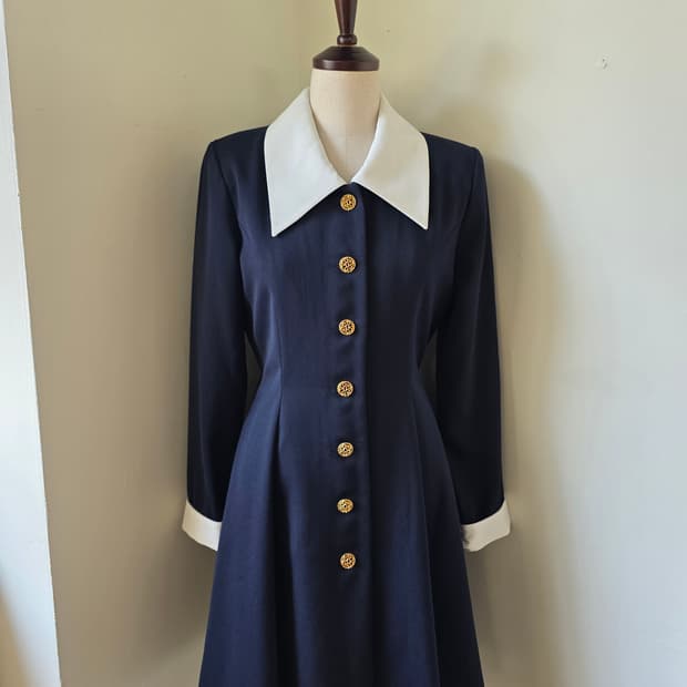 네이비 배색 금장 단추 원피스