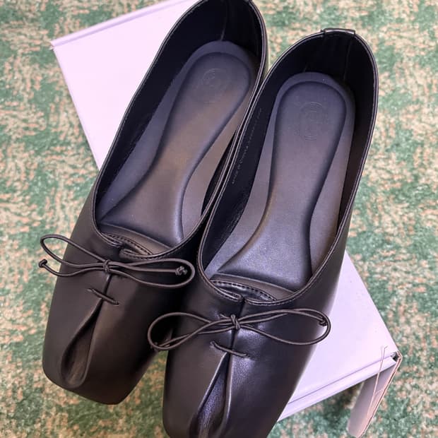 누스 유디트 리본 핀턱 플랫슈즈