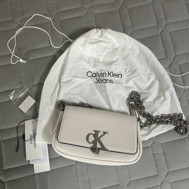 캘빈클라인 진 미니멀 모노그램 체인 플랩 화이트