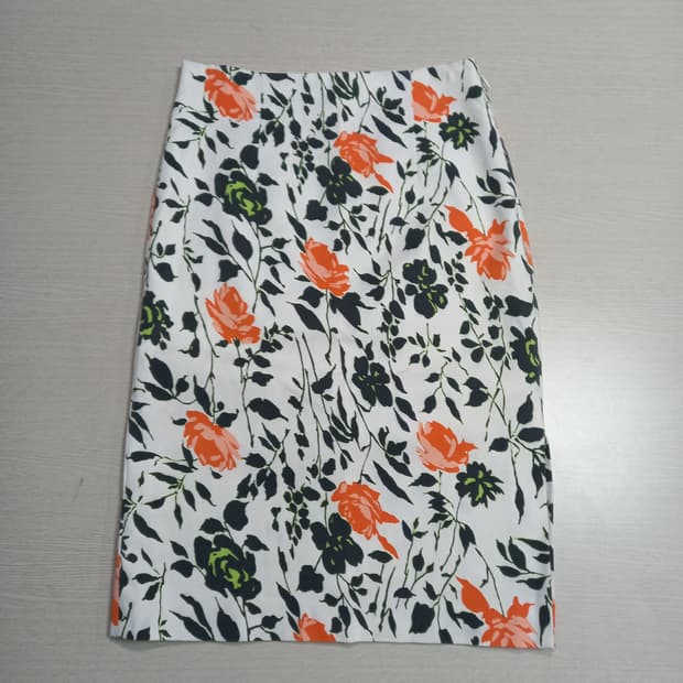 26 CLUB MONACO 부드러운 스판 미디스커트 26-621