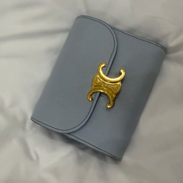 셀린느 트리옹프 샤이니 카프스킨 플랩 카드 지갑 페일 블루