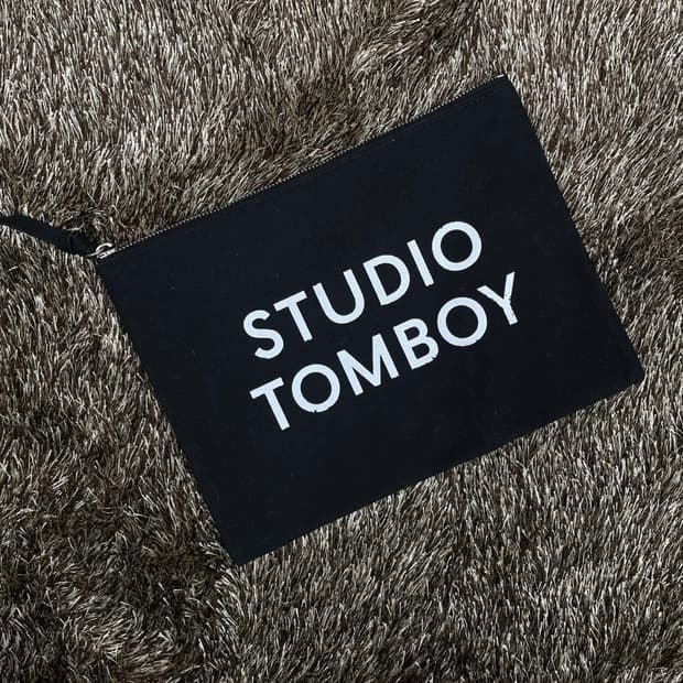 스튜디오 톰보이 Studio Tomboy 블랙 로고 캔버스 클러치백
