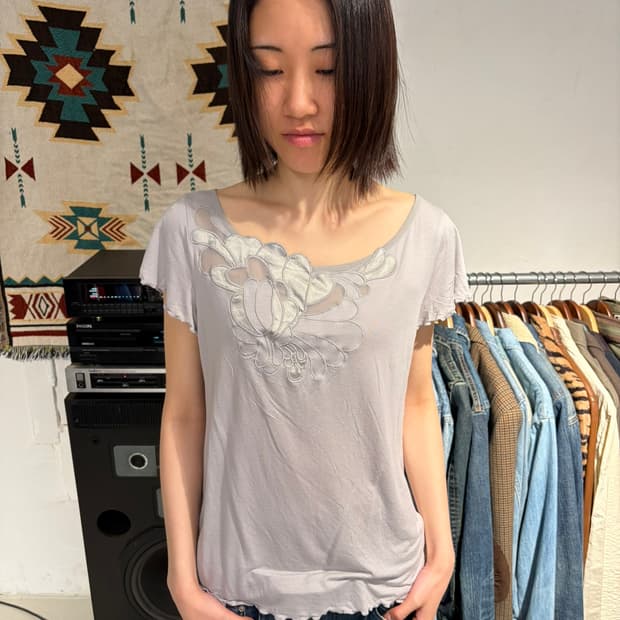 Banana Republic 플라워 입체 자수 반팔 티셔츠