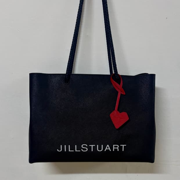 질스튜어트 블랙 쇼퍼백 하트참 장식