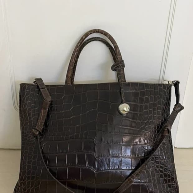 Furla 가죽 토트백입니다 갈색 악어 패턴이 고급스러워요 토트백과 숄더