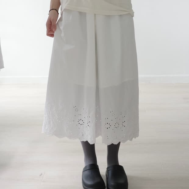 Uniqlo pure white banding middle skirt