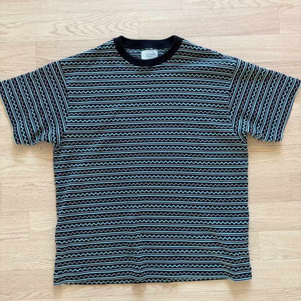 [S] 언라이클리 자가드 니트 티 unlikely