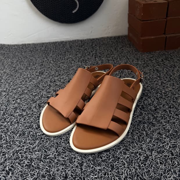 멜리사(Melissa) 유니크 브라운 스트랩 샌들
