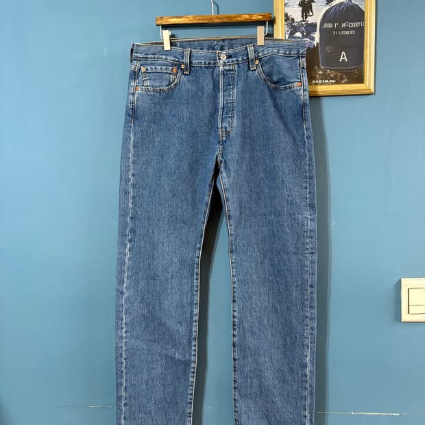 00’s Levis 501 denim pant.