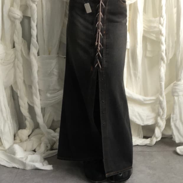 Lace up point denim skirt