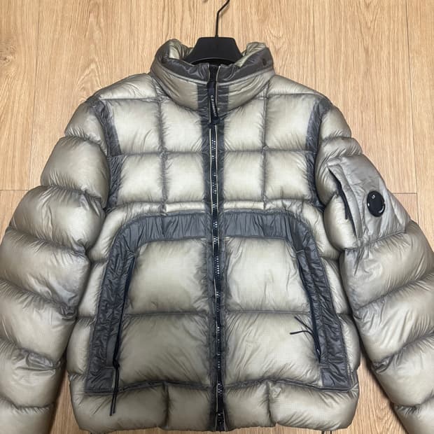 [M] C.P. 컴퍼니 DD 쉘 후드 쇼트 다운 자켓 카키 베이지