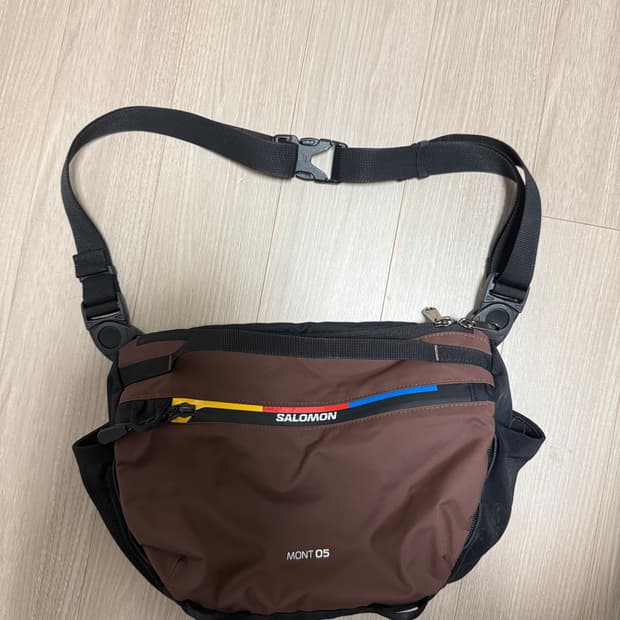 살로몬 몽트 5L 크로스백 브라운