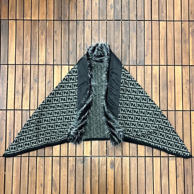 펜디 주카 패턴 퍼 케이프