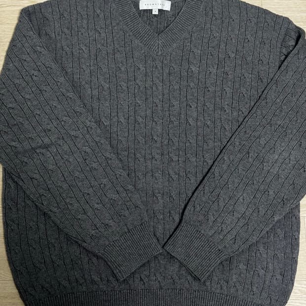 브라운야드 브이넥 케이블 니트