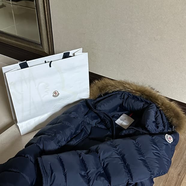 몽클레어 클루니 23년식 1사이즈 패딩(정품)