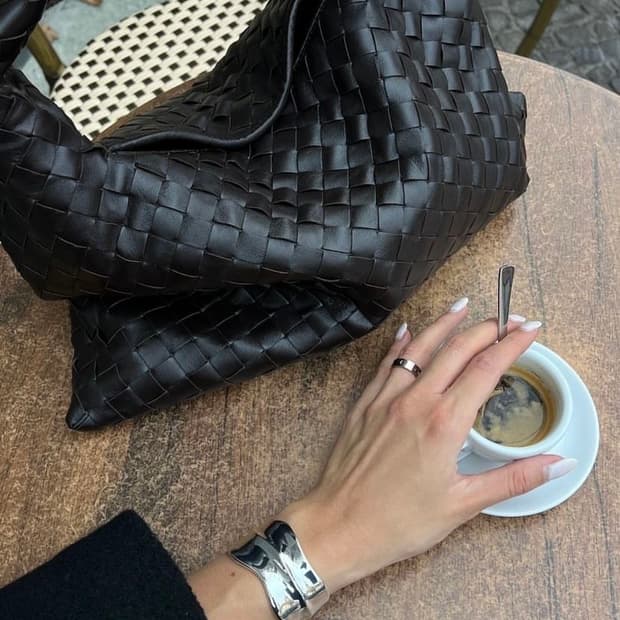 보테가베네타 홉 스몰 블랙 2회 단시간 착용 정가 654만원