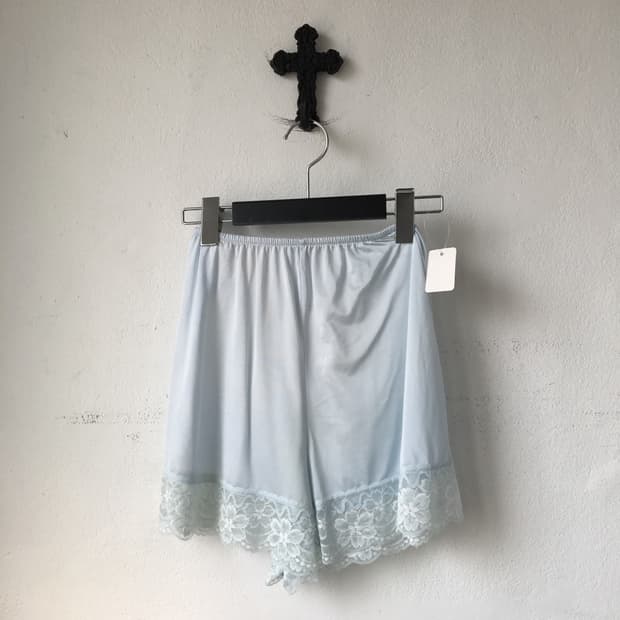 Lace trimming slip short