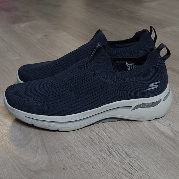 255 ) 스케쳐스 아치핏 고워크 슬립온 네이비