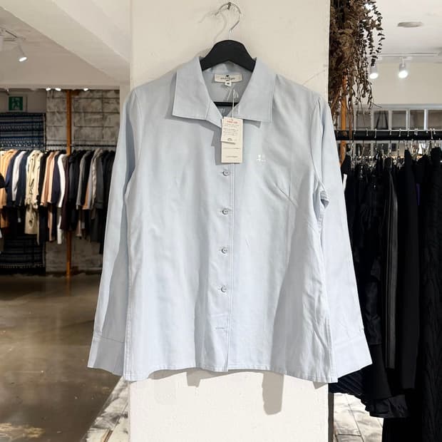 꾸레쥬 라이트블루 로고 코튼 셔츠