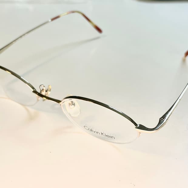 Calvin Klein 캘빈클라인 사의 빈티지 반무테 안경 판매합니다.