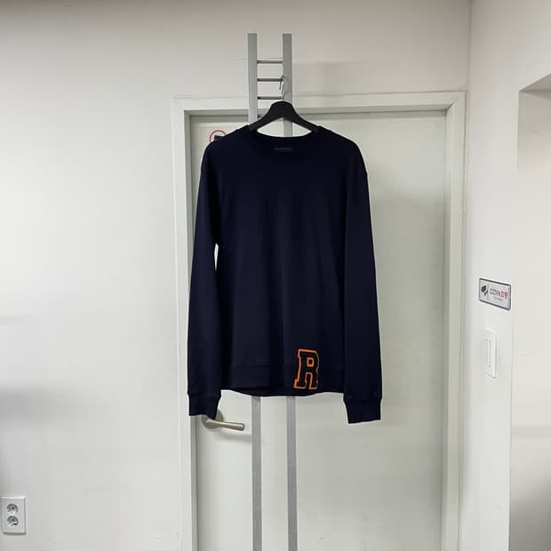 라프시몬스 R로고 네이비 맨투맨 S