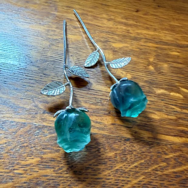 천연 플로라이트 원석으로 제작된 장미 오브제입니다.