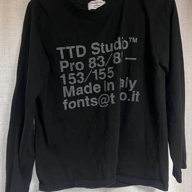 검정 영어레터링 긴팔티