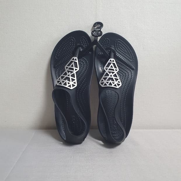 크록스 세레나 엠벨리쉬 샌들 블랙 실버 230mm