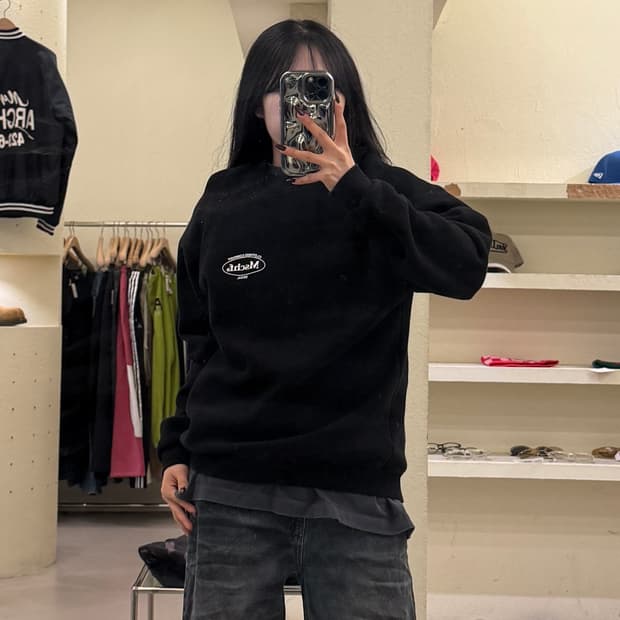 미스치프 스몰로고 블랙 맨투맨 U1387