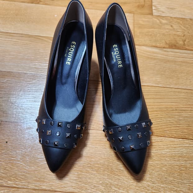 새것)에스콰이아 스터드 장식 블랙 여성 펌프스힐245
