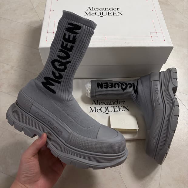 [새상품]알렉산더맥퀸 그래피티 니트 트레드 슬릭 부츠 그레이