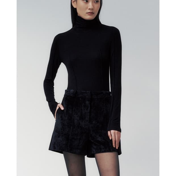 *해외출국으로 판매중단예정* 니브 벨루어 핀턱 하프팬츠 블랙