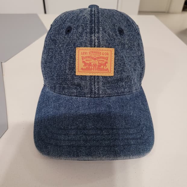 시간이 흐를수록 멋진, 리바이스의 유산 ‘투 호스’ 데님 볼캡