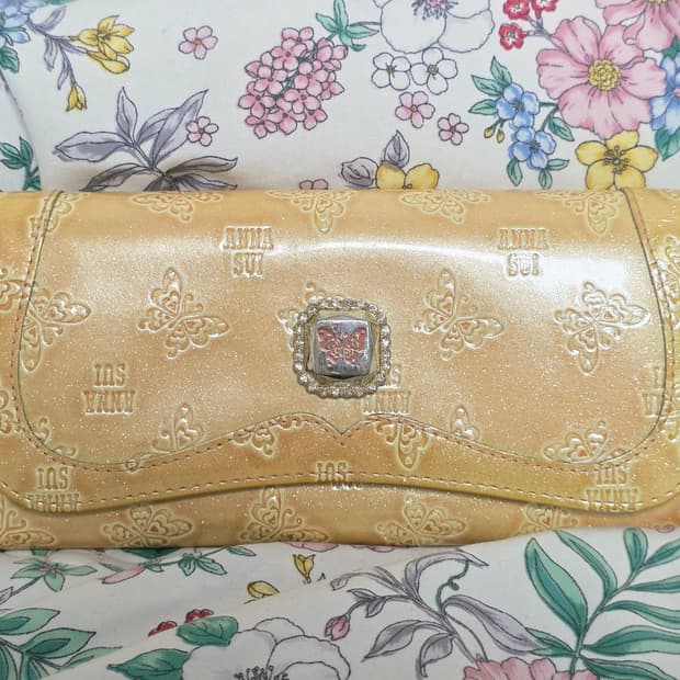 anna sui 안나수이)금장 글리터 나비팬던트 장지갑