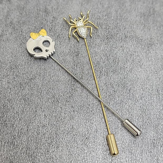 skull brooch set