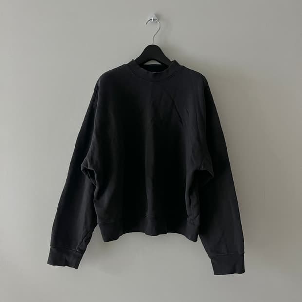 아모멘토 모크넥 차콜 맨투맨