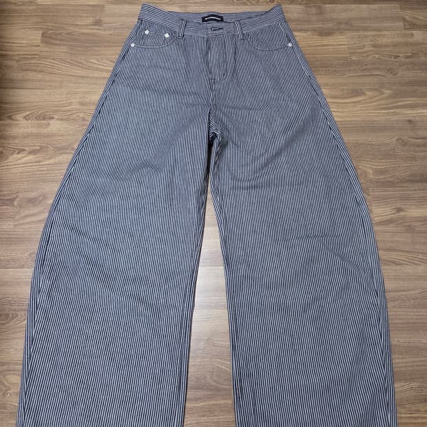 스트라이프 커브드 벌룬 데님