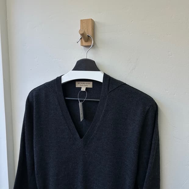 15784 - 버버리 차콜 브이넥 울 니트 (울 100%)